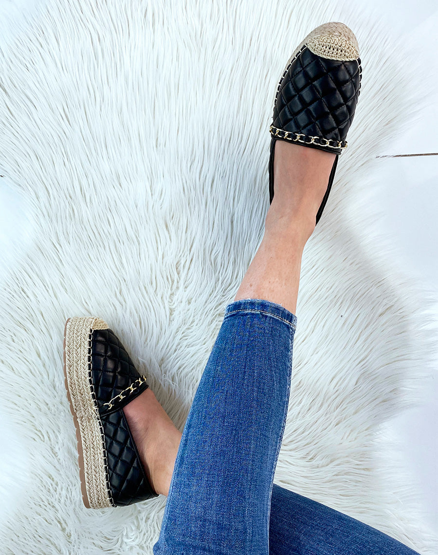 Espadrilles noires matelassés à fine chaîne dorée