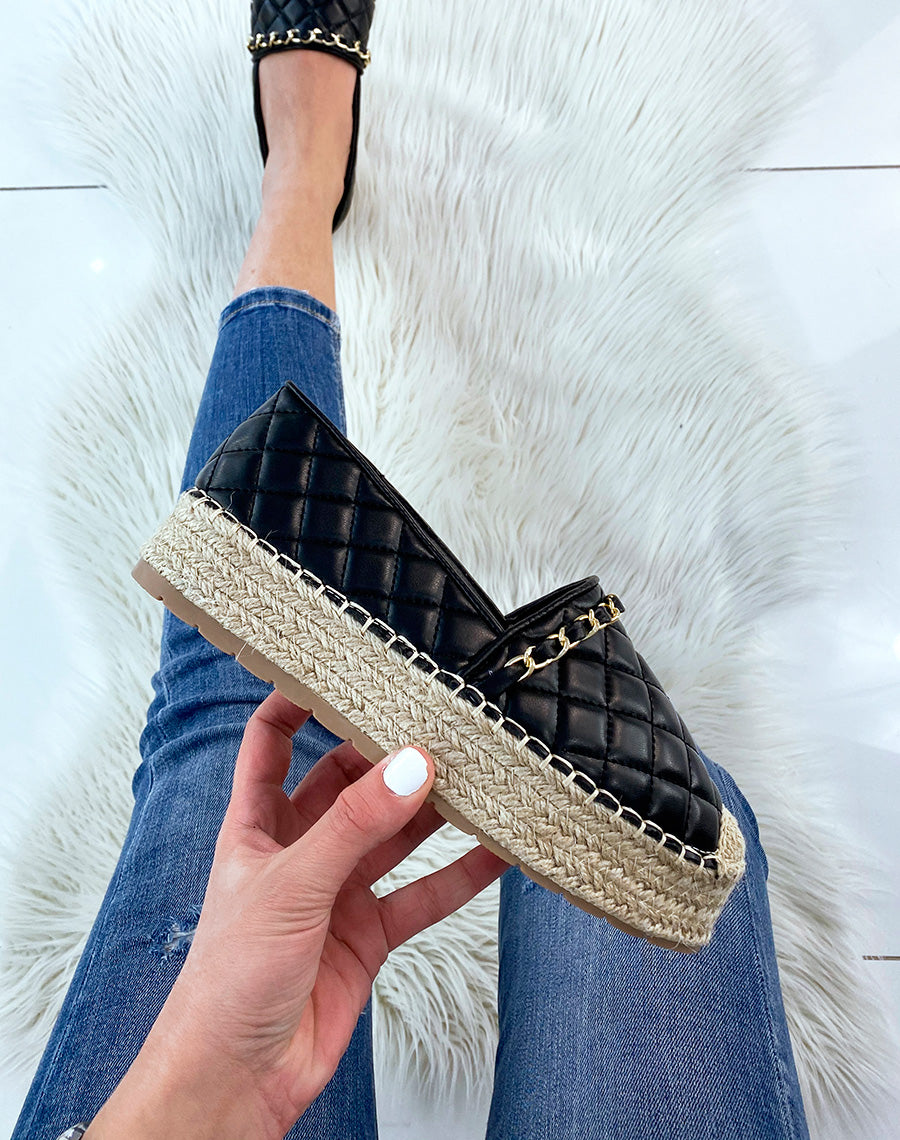 Espadrilles noires matelassés à fine chaîne dorée