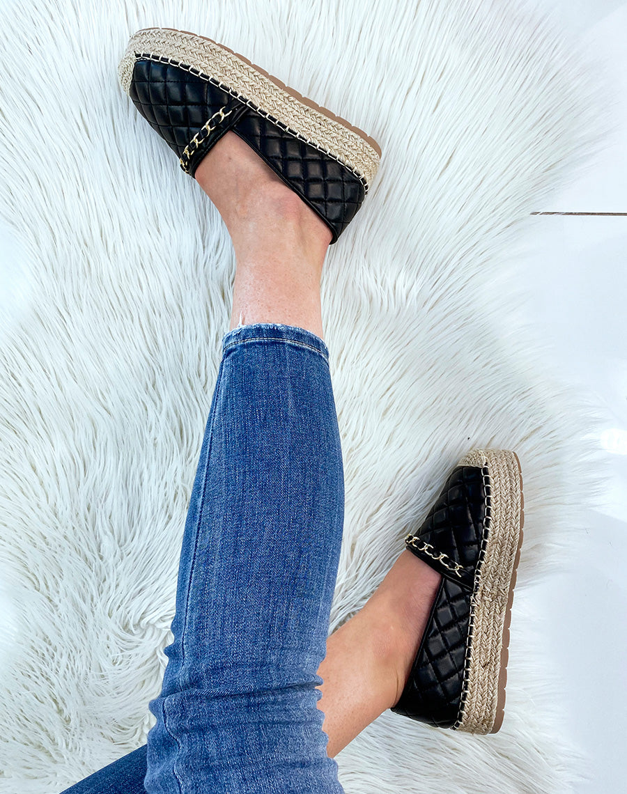 Espadrilles noires matelassés à fine chaîne dorée