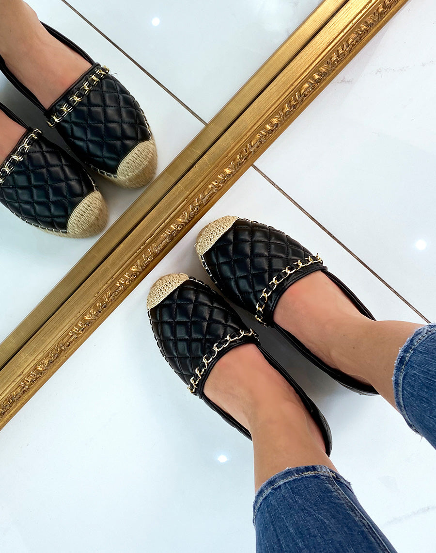 Espadrilles noires matelassés à fine chaîne dorée