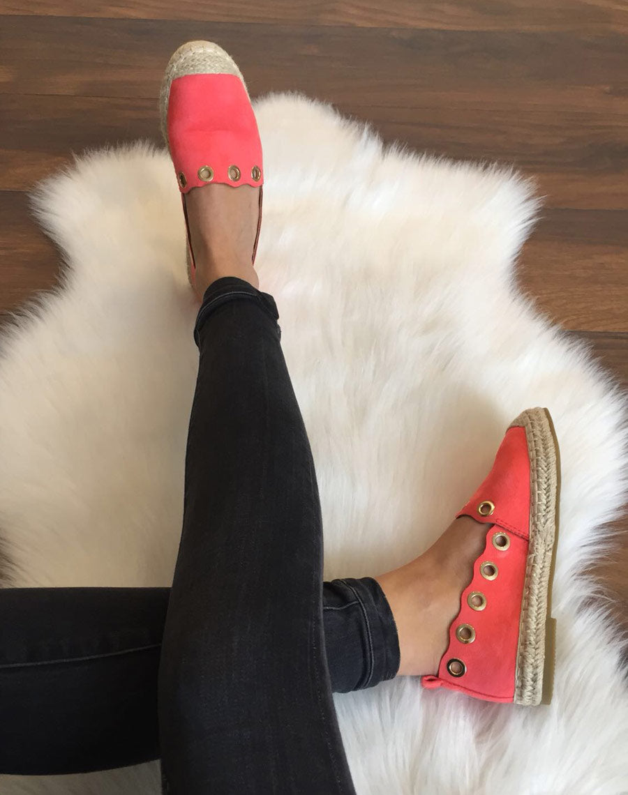 Espadrilles rouges à œillets 