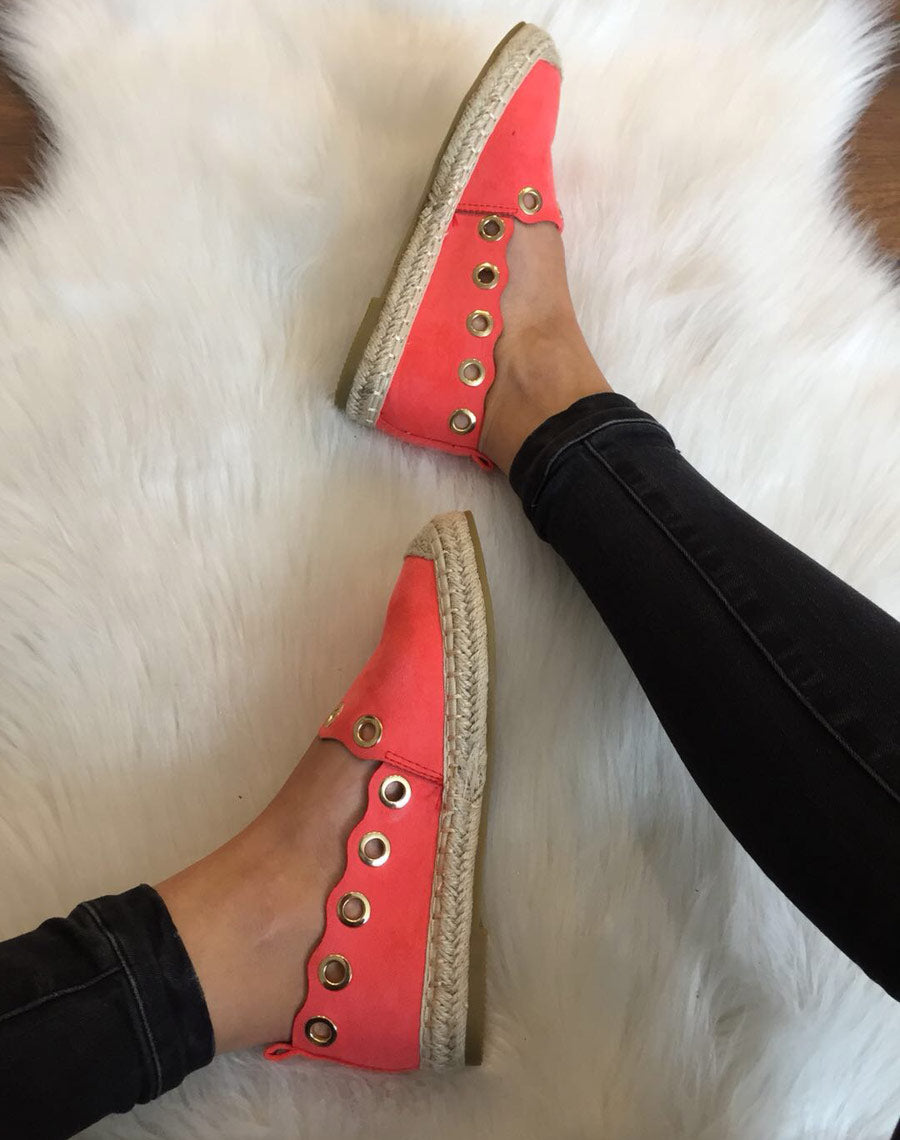 Espadrilles rouges à œillets 