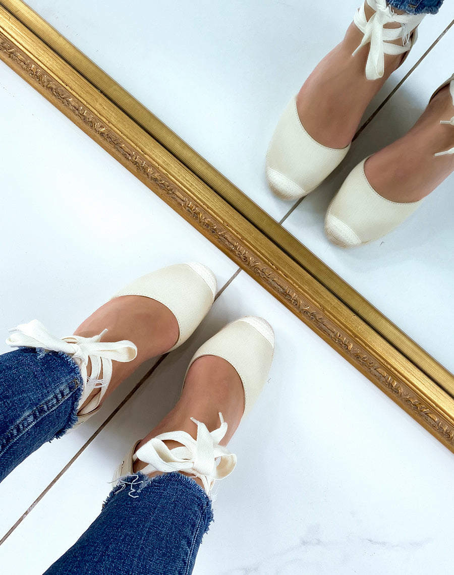 Espadrilles à talons compensés en toile beige à rubans