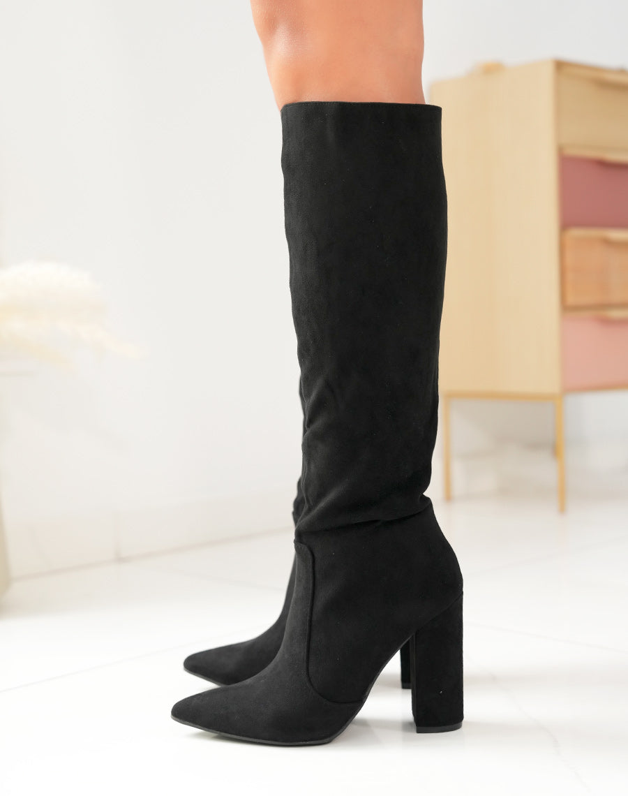 ÉLÉGANCE INTEMPORELLE: BOTTES POINTUES EN SUÉDINE NOIRE