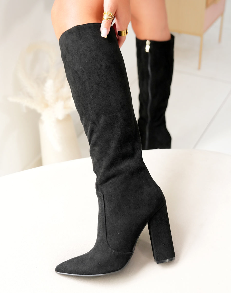 ÉLÉGANCE INTEMPORELLE: BOTTES POINTUES EN SUÉDINE NOIRE