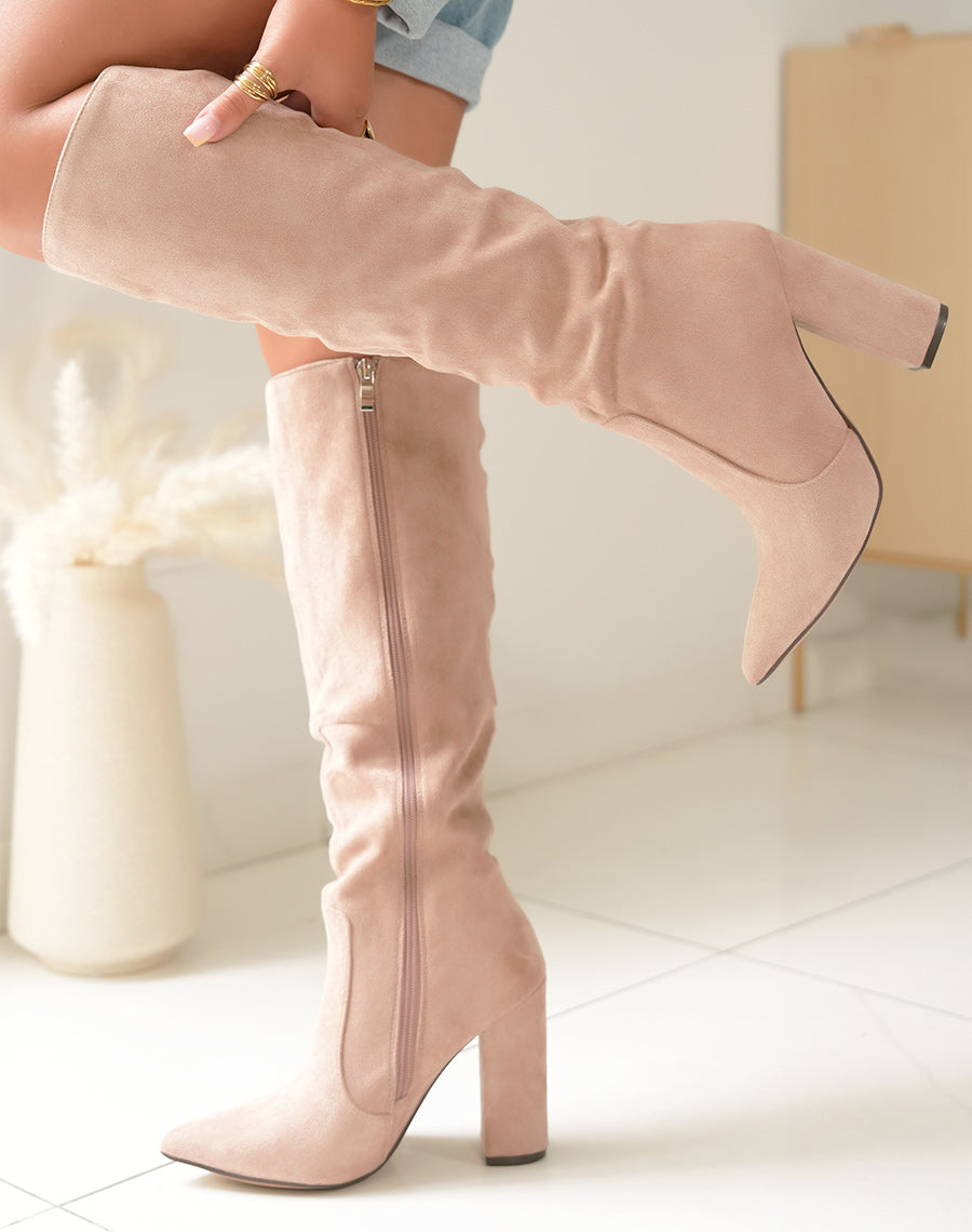 ÉLÉGANCE SOUS TOUTES SES FORMES: BOTTES POINTUES EN SUÉDINE BEIGE