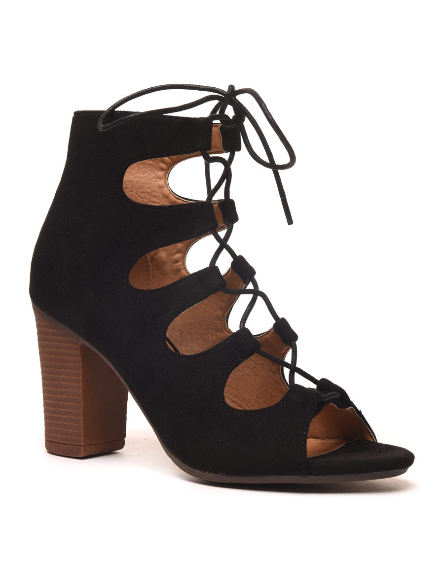 Low boots à talons noires effet suédine ouvertes et lacées 