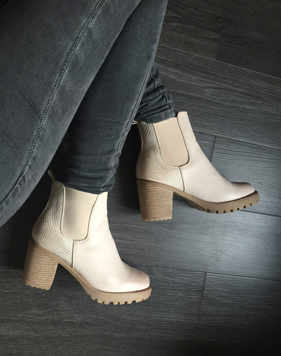 Magnifiques Chelsea boots beige effet patiné à l'avant