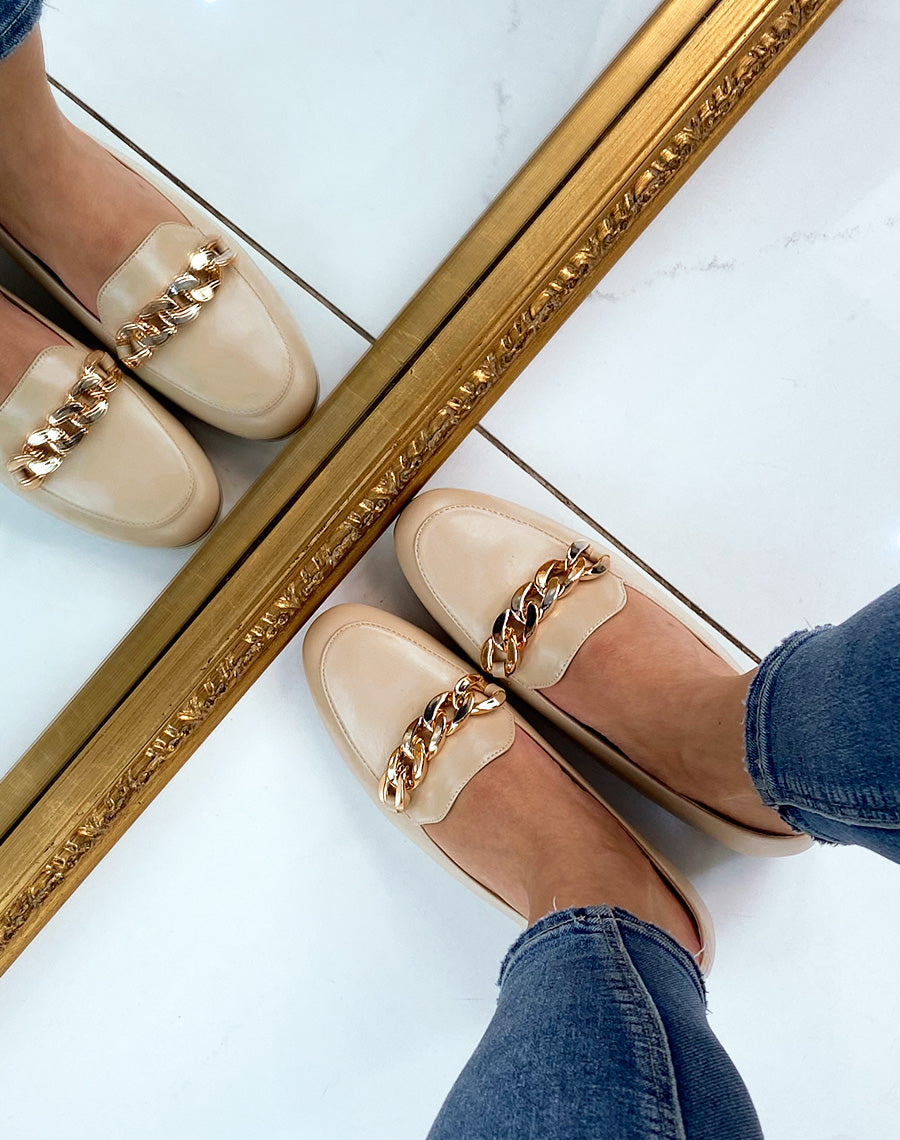 Mocassin beige avec grosse chaîne dorée