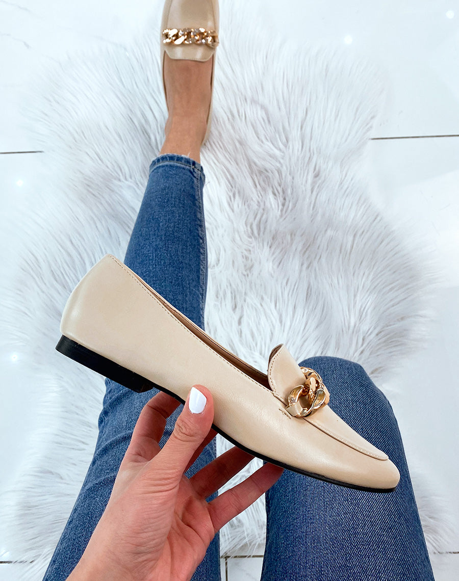 Mocassin beige avec grosse chaîne dorée