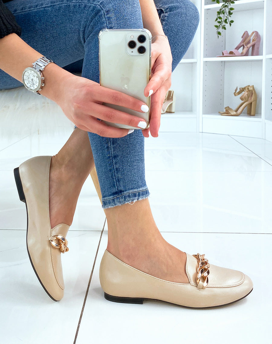 Mocassin beige avec grosse chaîne dorée