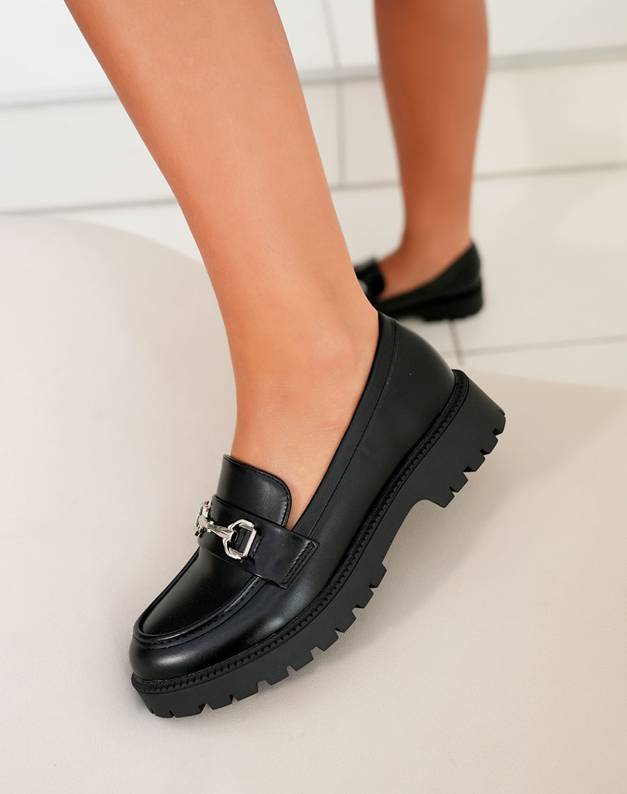 Mocassin femme noir avec semelle crantée et boucle argentée