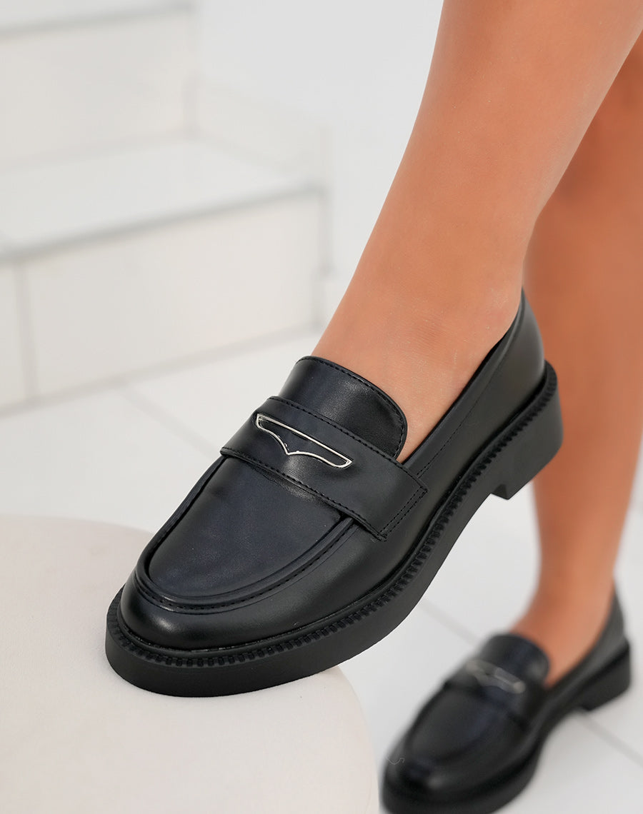 Mocassin femme noir avec semelle lisse et détail argenté