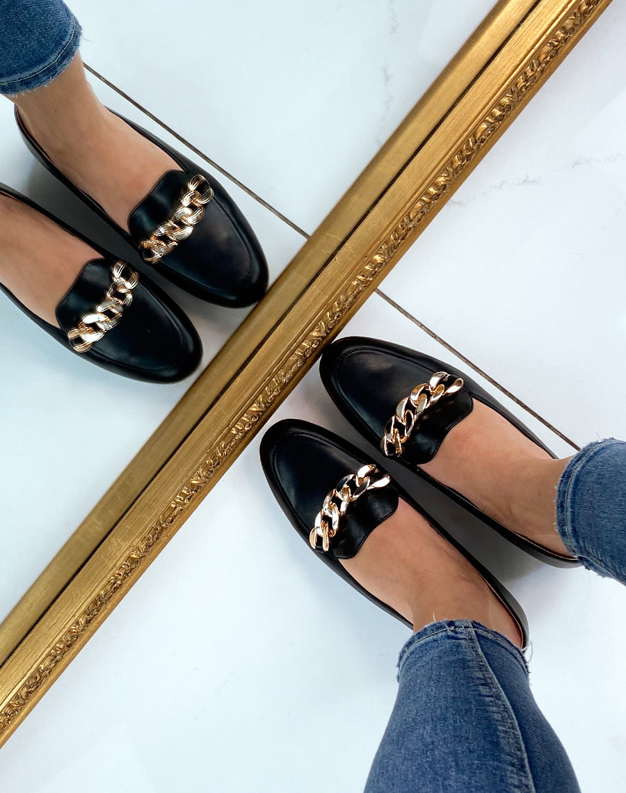Mocassin noir avec grosse chaîne dorée