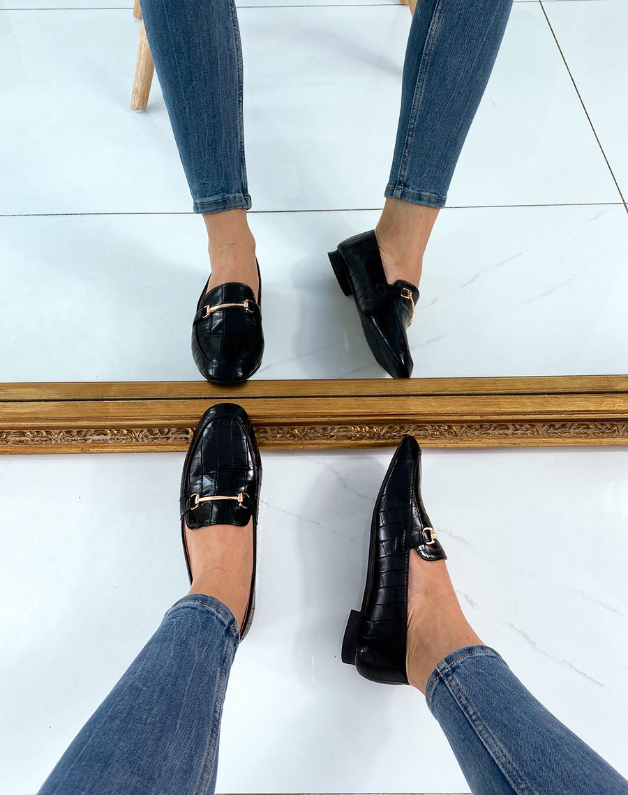 Mocassin noir effet croco en simili cuir à bride doré