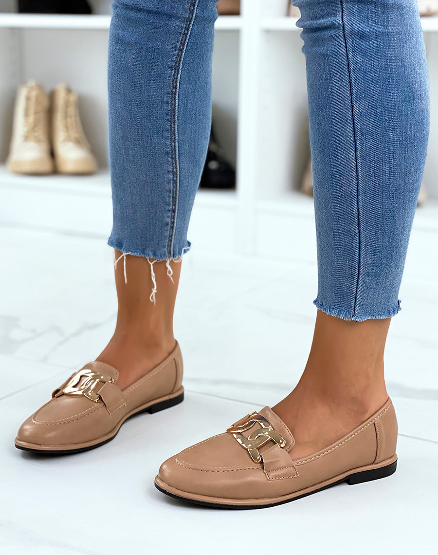 Mocassins beige foncé plats à chaîne dorée