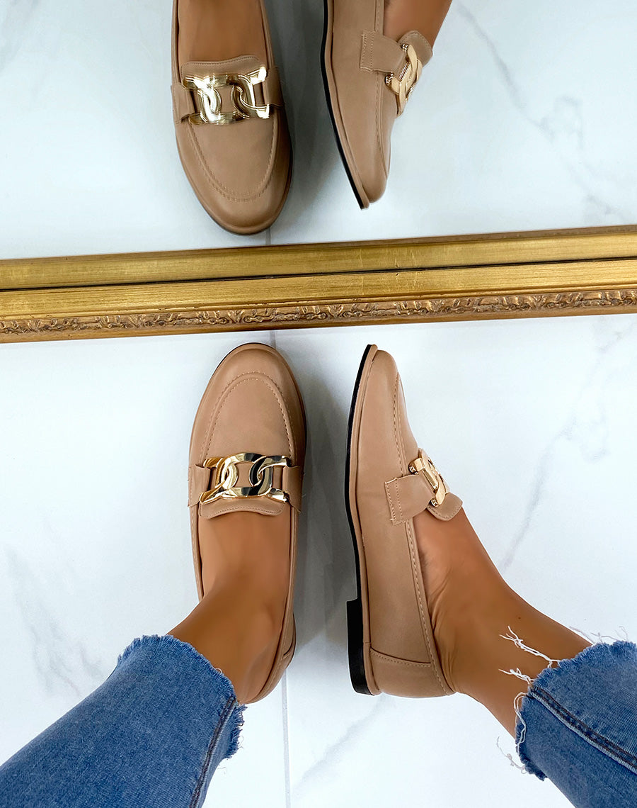 Mocassins beige foncé plats à chaîne dorée