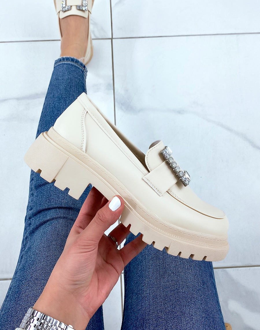 Mocassins beiges avec empiècement strass carré et semelle crantée