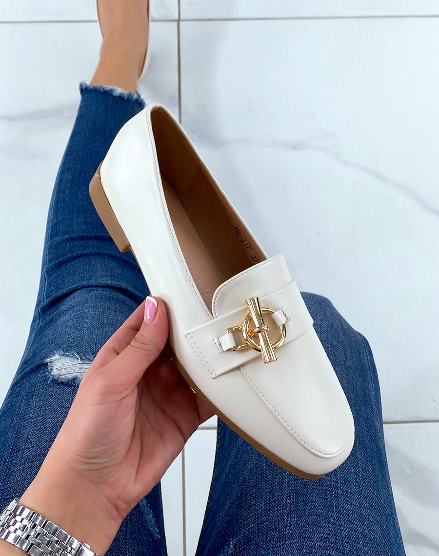 Mocassins beiges à boucle dorée