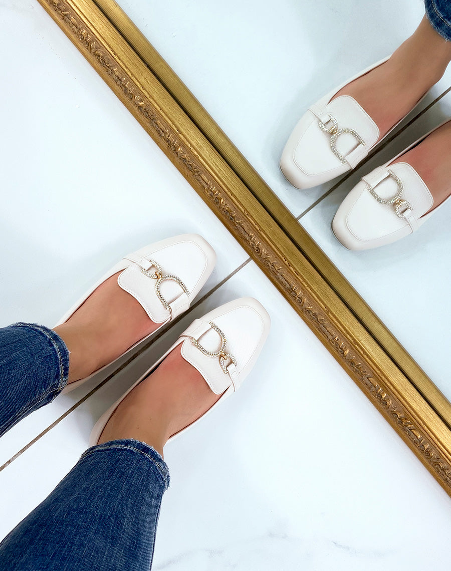 Mocassins beiges à boucles asymétriques dorées à strass