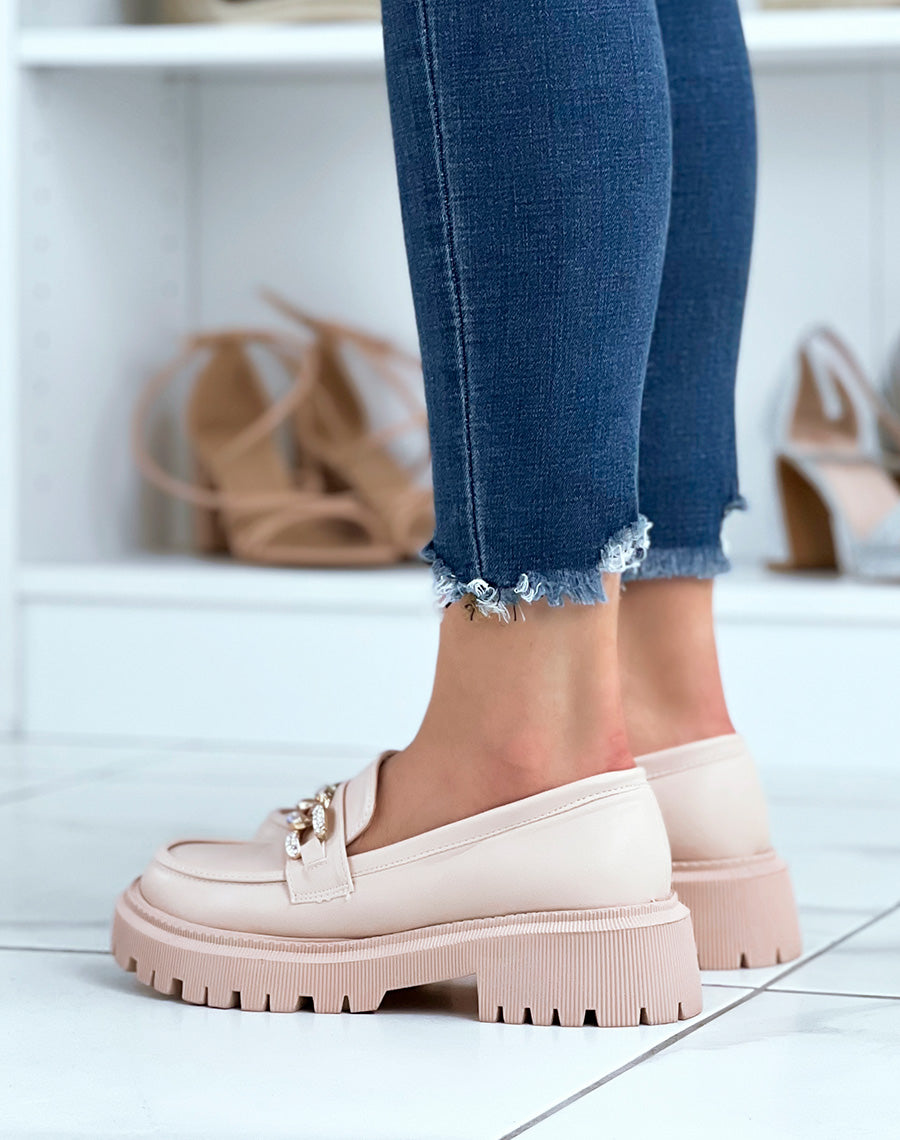 Mocassins beiges à chaîne dorée à strass et semelle crantée
