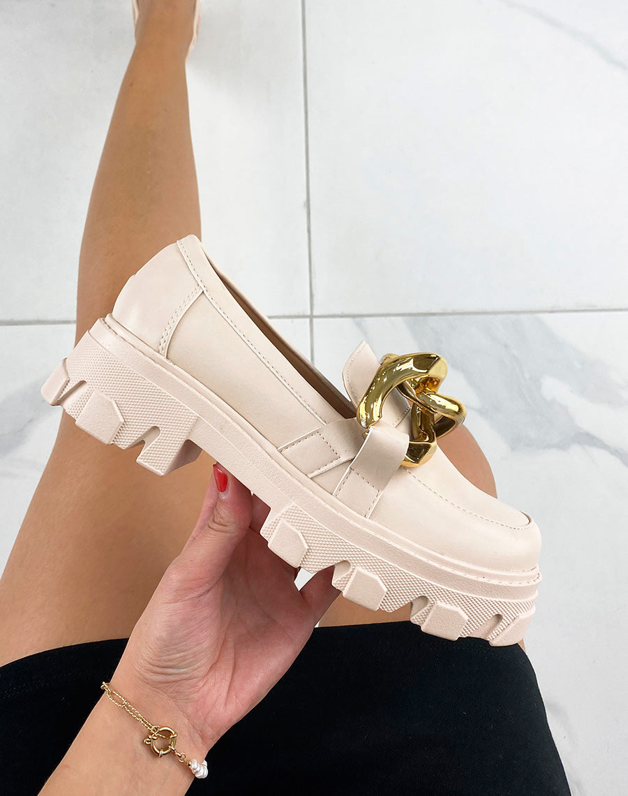 Mocassins beiges à double boucle dorée et semelle crantée