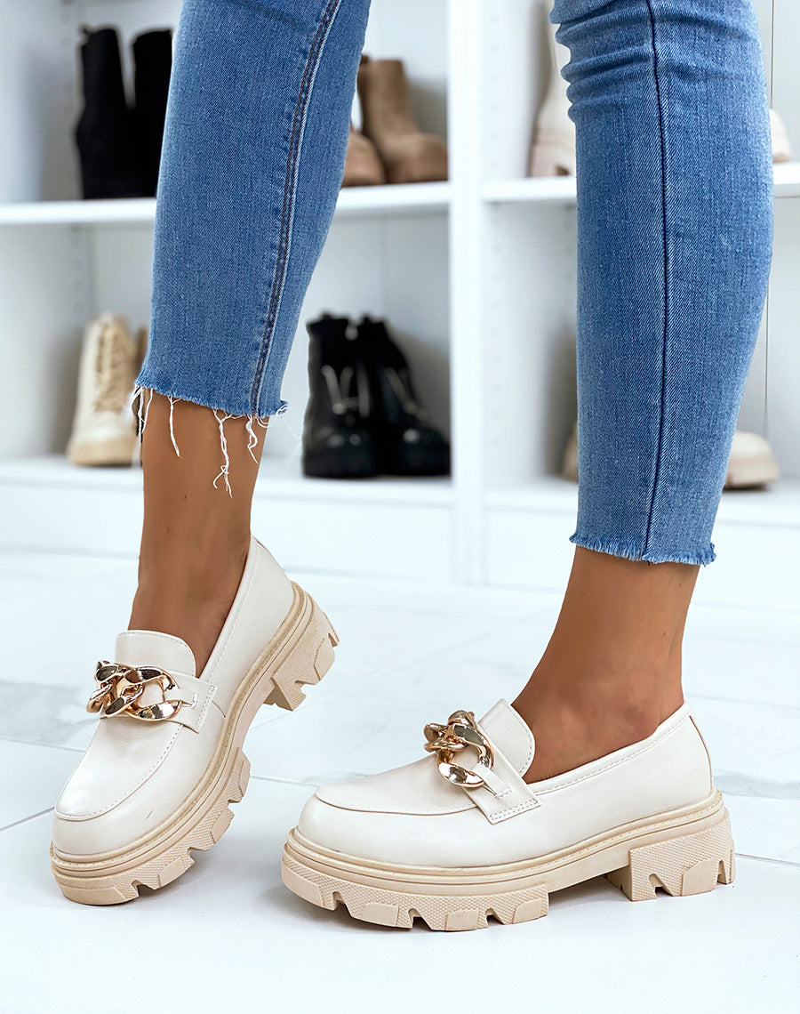 Mocassins beiges à semelle crantée et chaîne dorée
