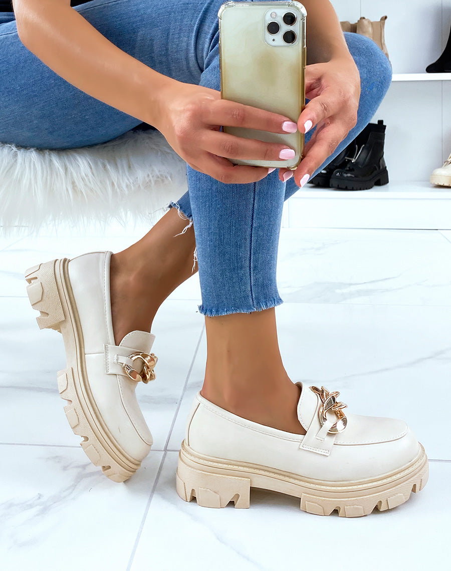 Mocassins beiges à semelle crantée et chaîne dorée