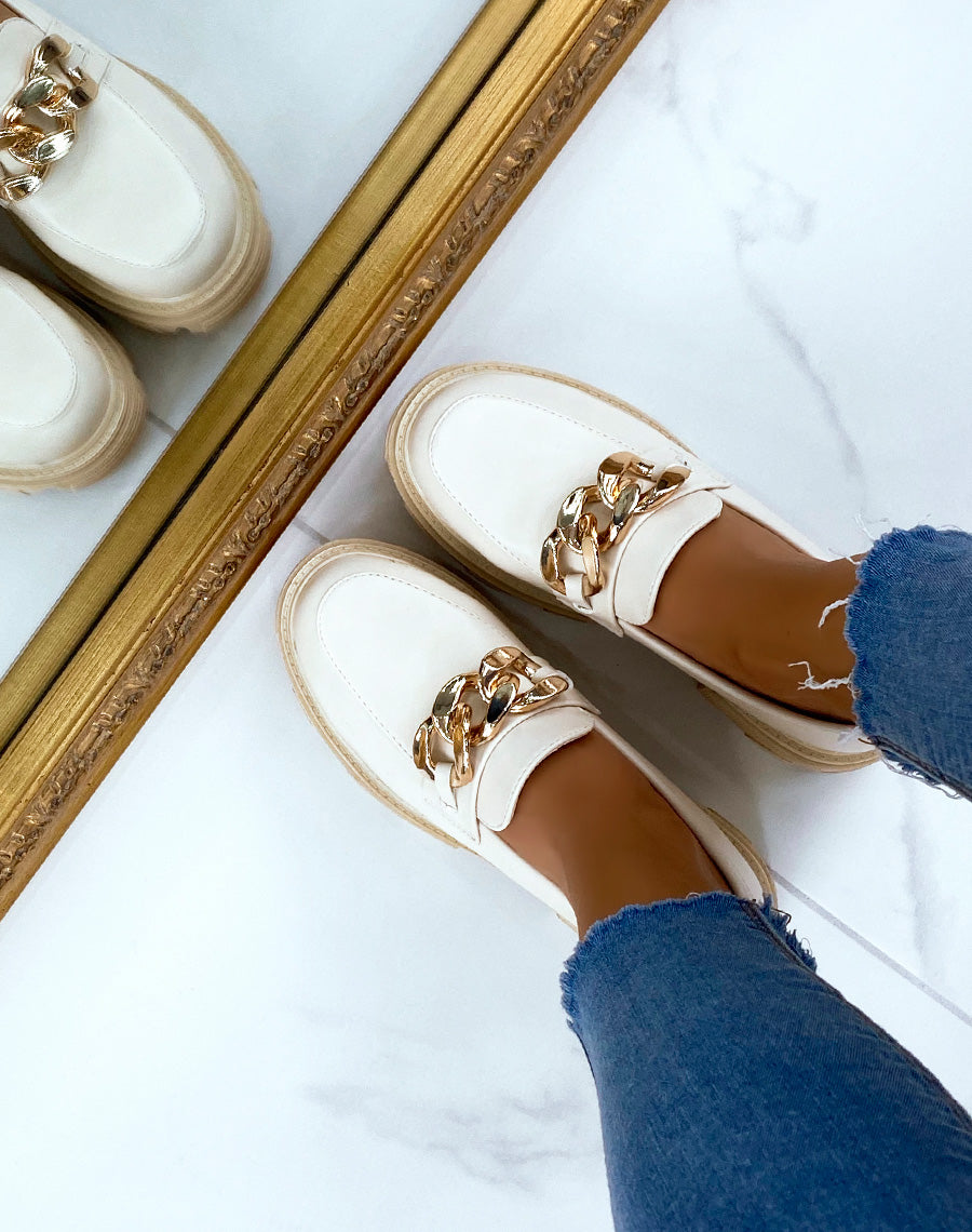 Mocassins beiges à semelle crantée et chaîne dorée