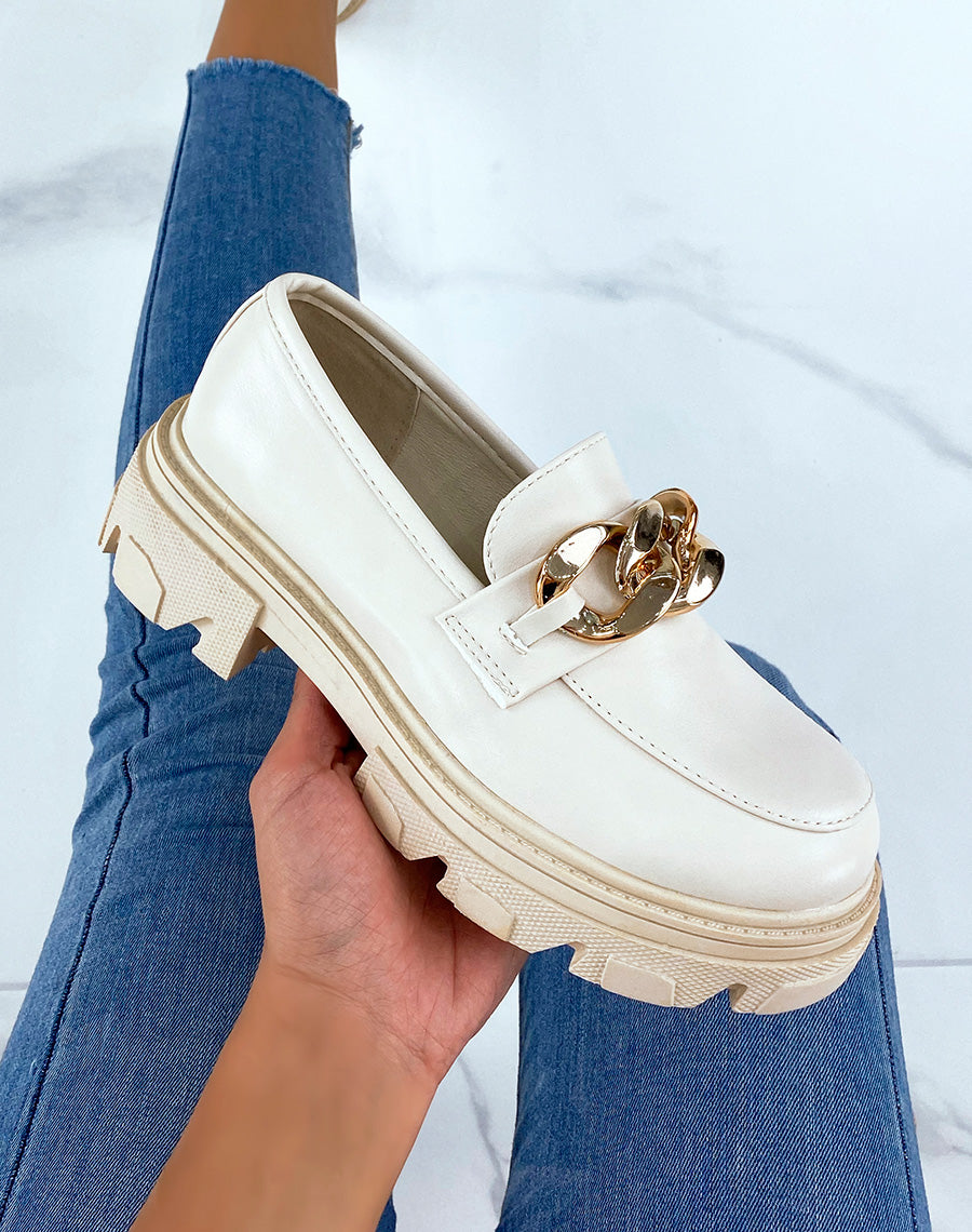 Mocassins beiges à semelle crantée et chaîne dorée
