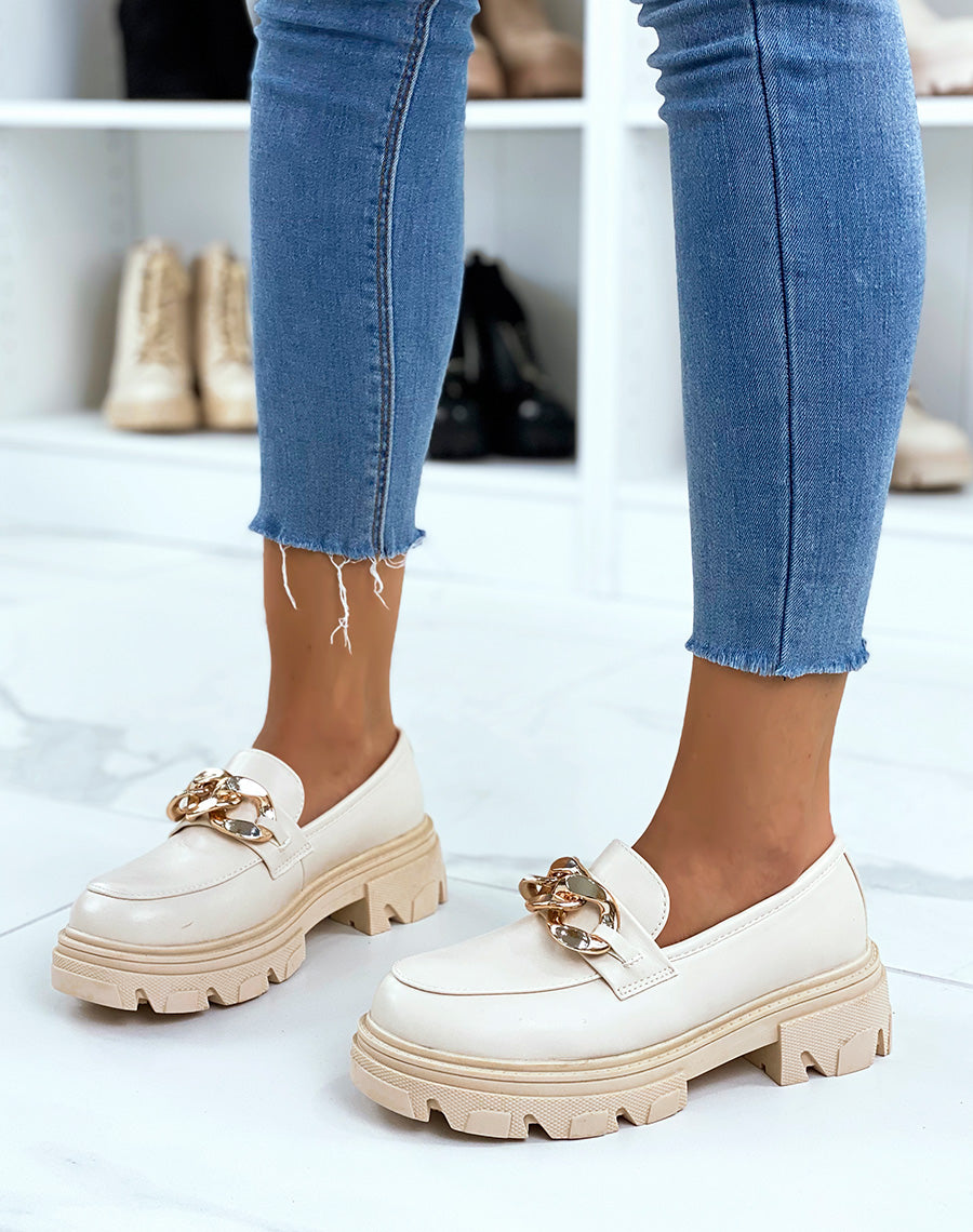 Mocassins beiges à semelle crantée et chaîne dorée