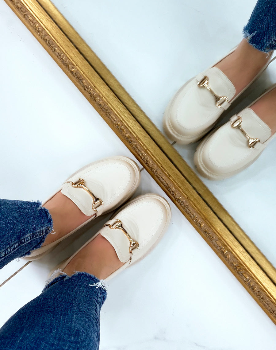 Mocassins beiges à semelle épaisse et crantée