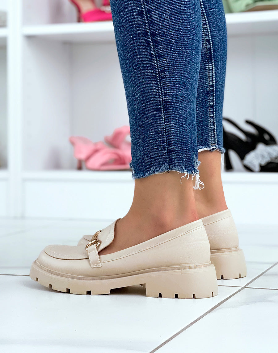 Mocassins beiges à semelle épaisse et crantée