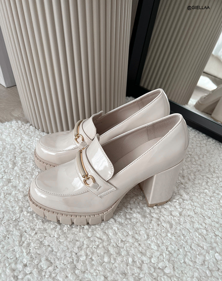 Mocassins beiges vernis à talon haut crantée et à détail doré
