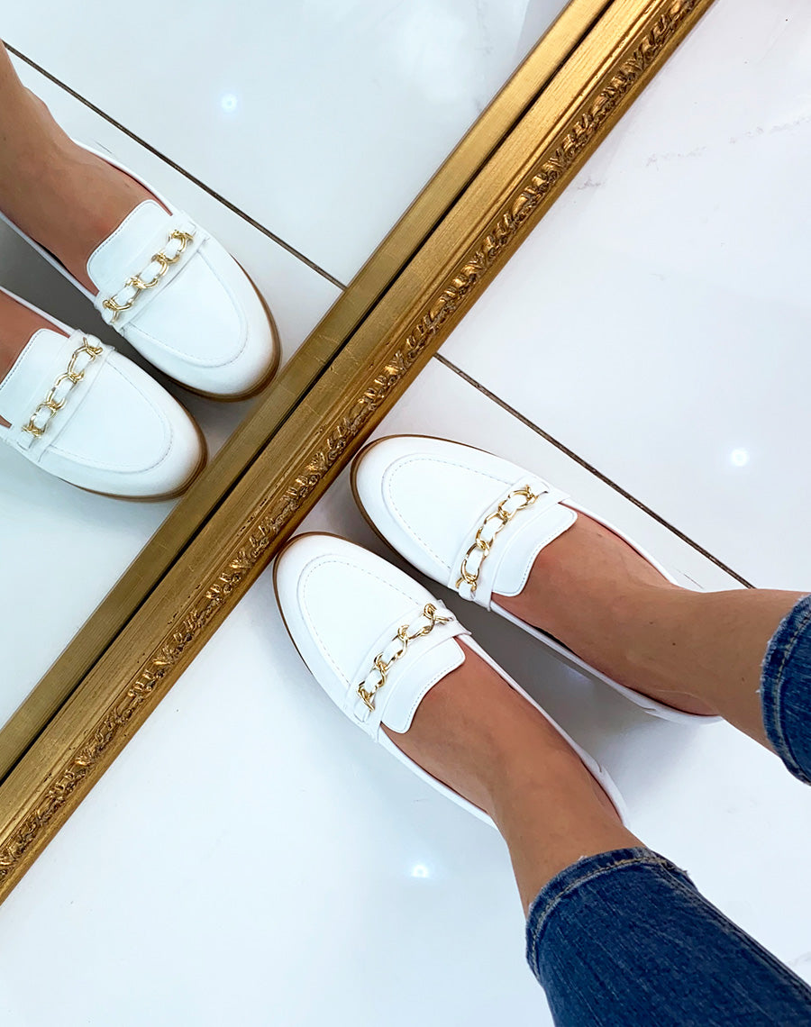 Mocassins blancs à fine chaîne dorée 