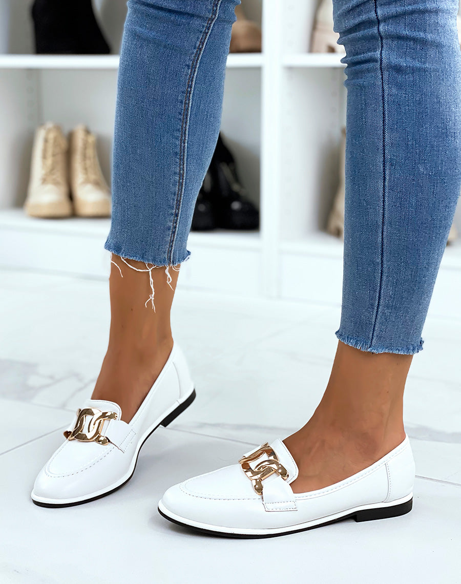Mocassins blancs plats à chaîne dorée