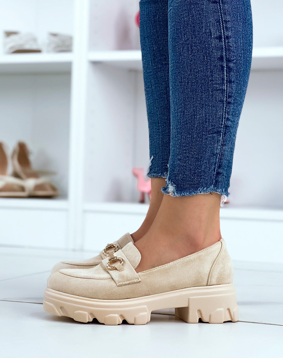 Mocassins en suédine beige à semelle épaisse et crantée