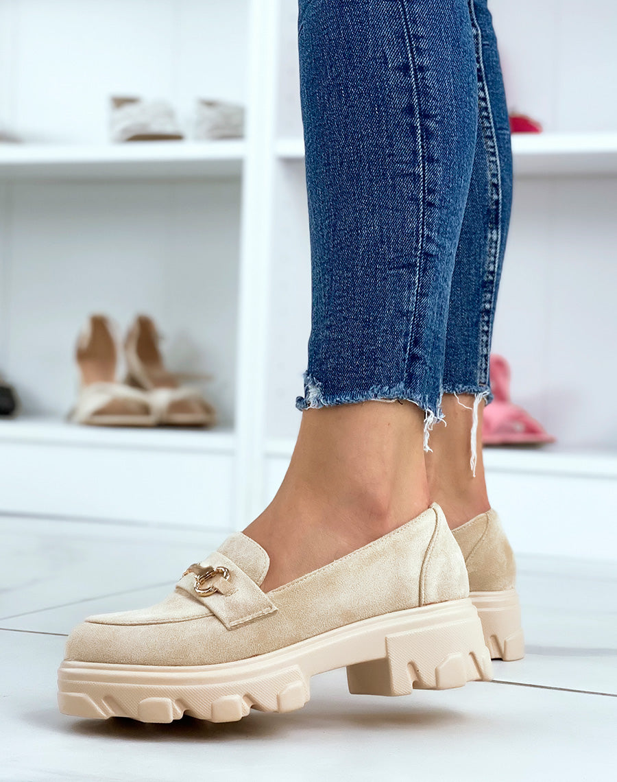 Mocassins en suédine beige à semelle épaisse et crantée