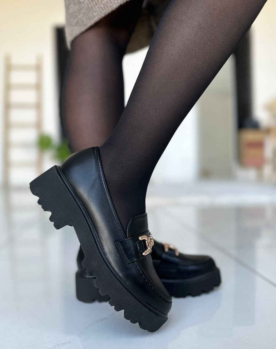 Mocassins noir à détails dorés et semelle crantée