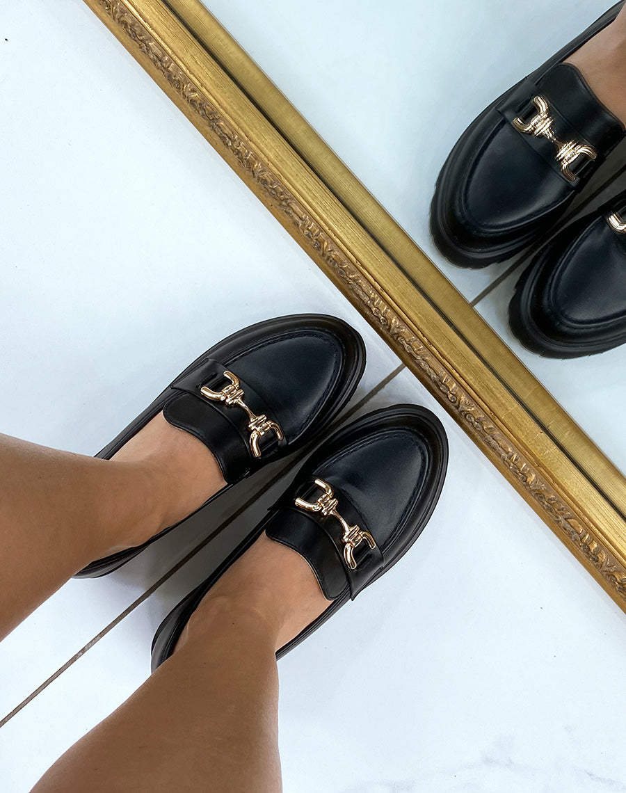Mocassins noir à détails dorés et semelle crantée