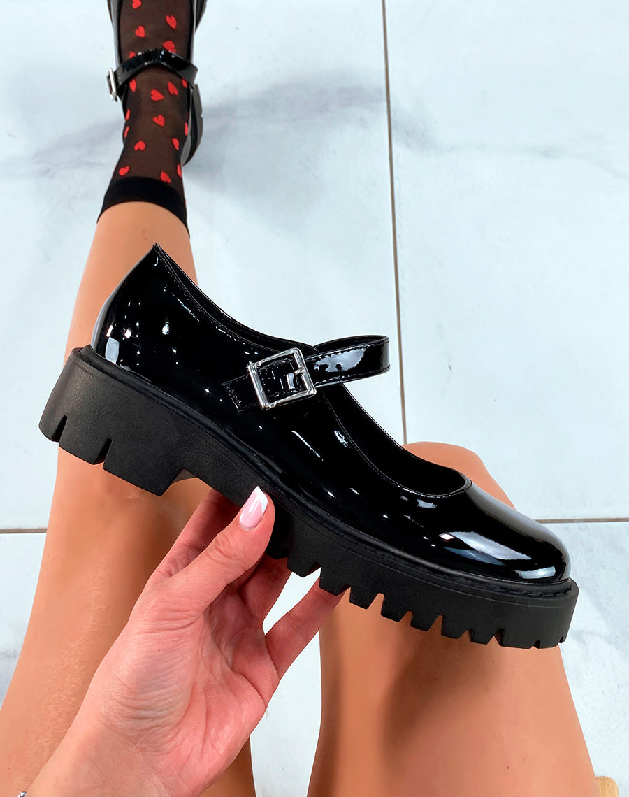 Mocassins noires vernis ouverts tendance avec lanière argentée 