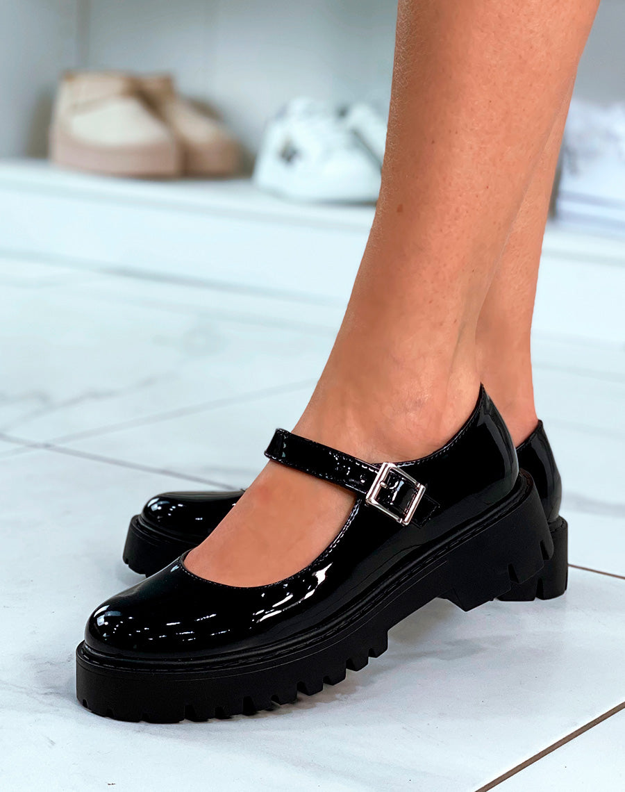 Mocassins noires vernis ouverts tendance avec lanière argentée 