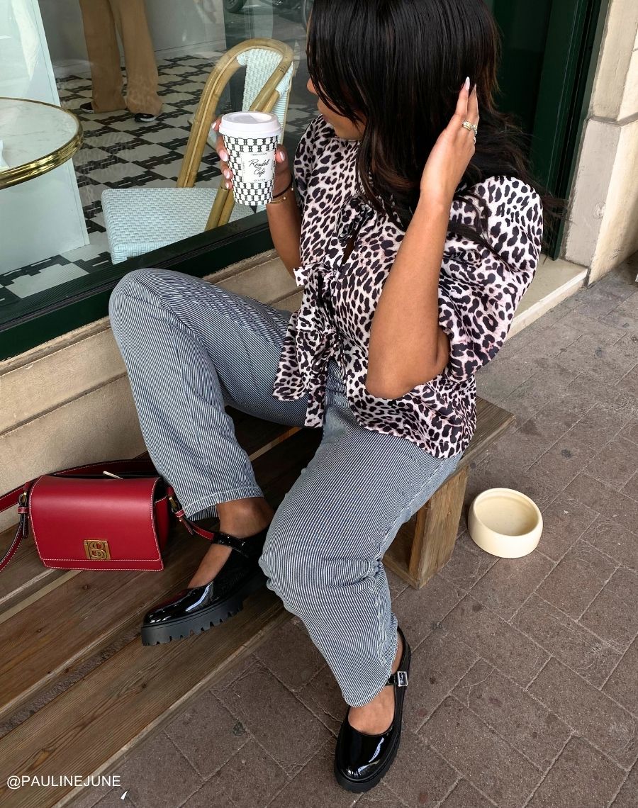 Mocassins noires vernis ouverts tendance avec lanière argentée 