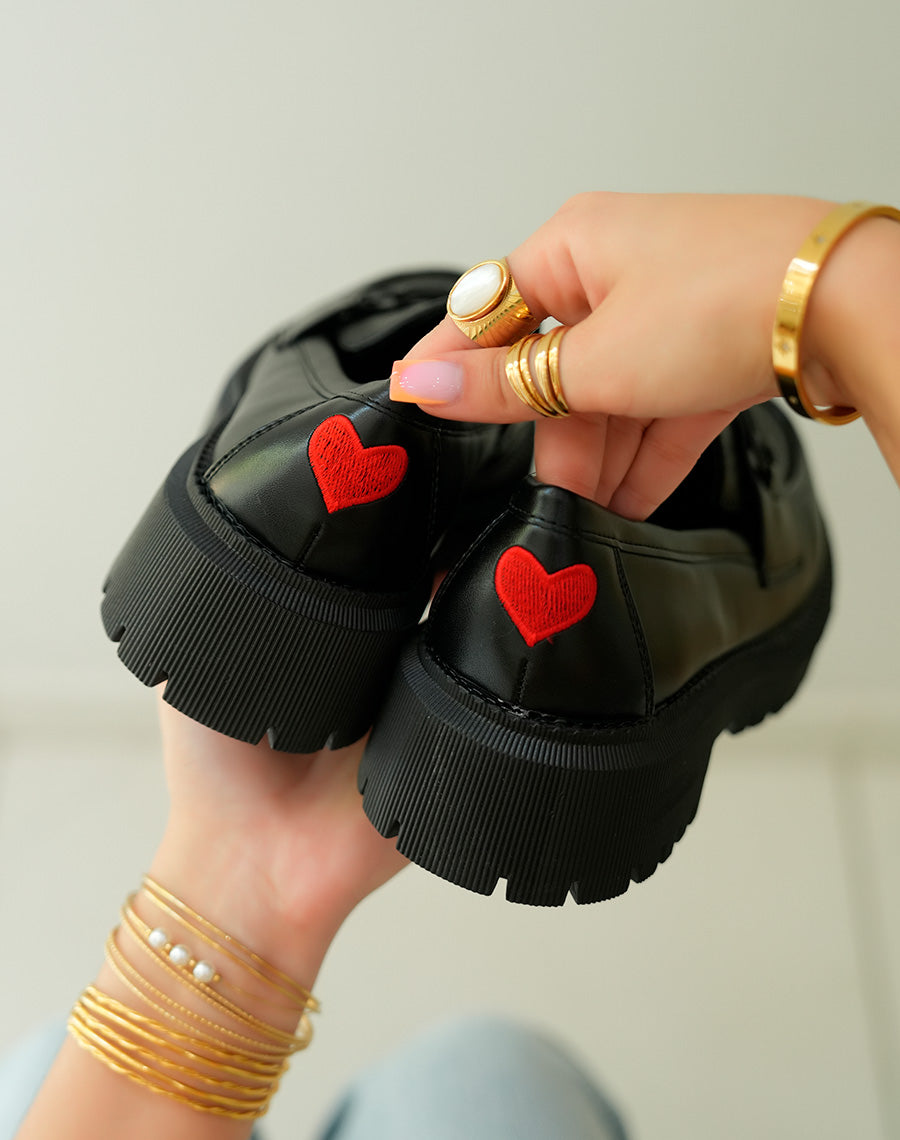 Mocassins noirs audacieux à plateforme crantée et détail coeur rouge