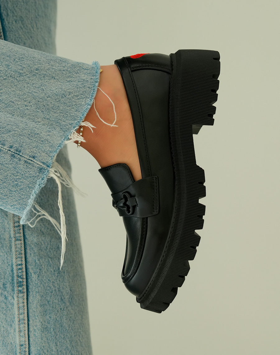 Mocassins noirs audacieux à plateforme crantée et détail coeur rouge