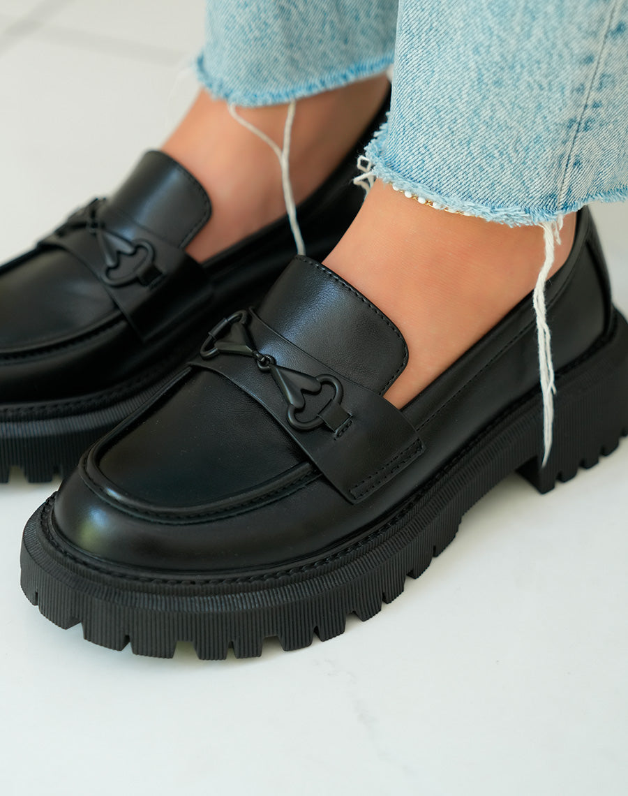 Mocassins noirs audacieux à plateforme crantée et détail coeur rouge