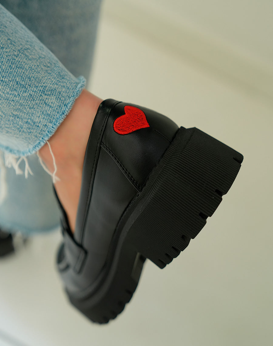 Mocassins noirs audacieux à plateforme crantée et détail coeur rouge