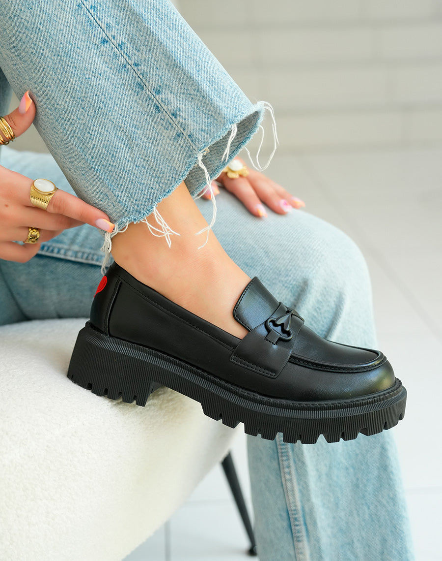 Mocassins noirs audacieux à plateforme crantée et détail coeur rouge