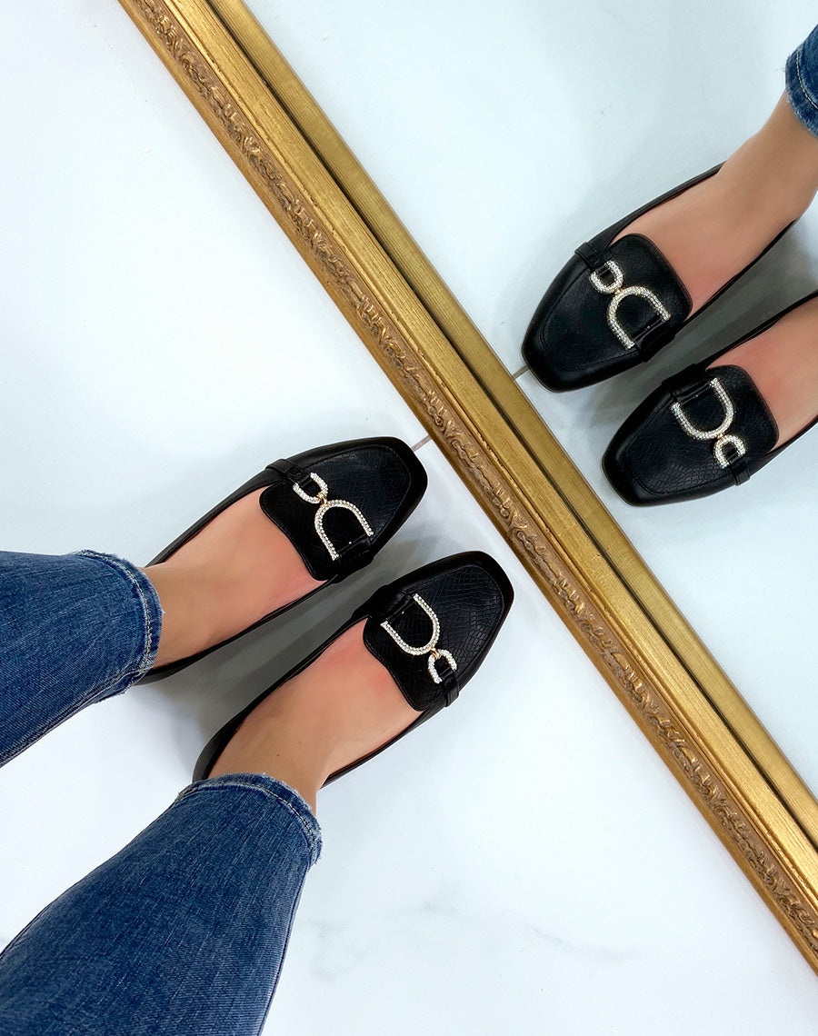 Mocassins noirs à boucles asymétriques dorées à strass