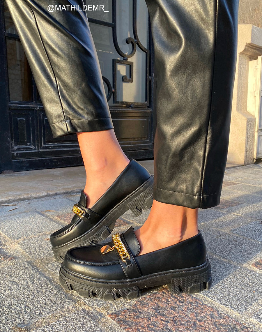 Mocassins noirs à chaîne et bijou doré et semelle crantée